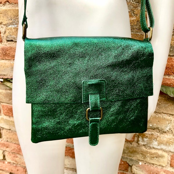 Metallisch grüne Umhängetasche / Umhängetasche, kleine Umhängetasche aus echtem Leder, Messenger-Tasche mit Reißverschluss und Klappe. Kleine Geldbörse aus grünem Leder