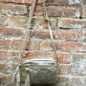 Kleine leren tas in goud. Schoudertas, schoudertas van ECHT leer. Metallic glanzende leren tas met verstelbare riem en ritssluiting afbeelding 6