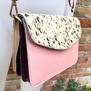 Small cross body bag in genuine leather. Enveloppe bag with adjustable strap + flap. Boho multicolor bag, green, camel brown, pink, fuchsia