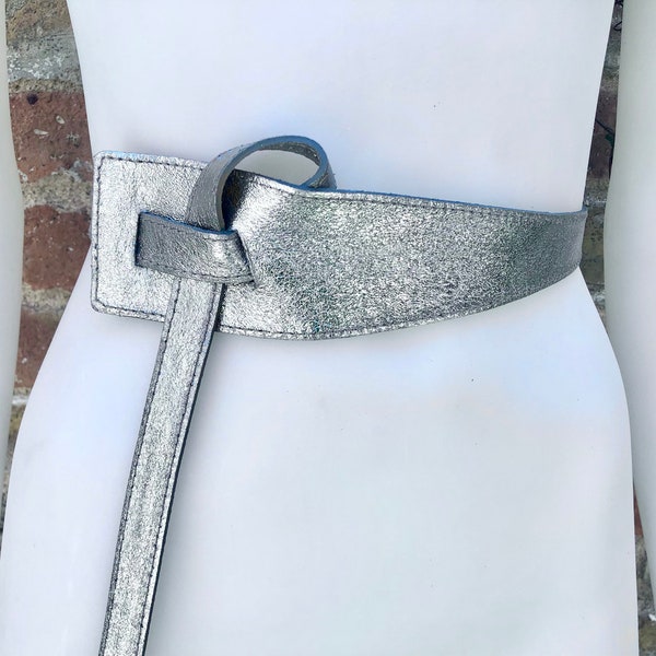 Leather 80s style obi belt . Wrap belt in silver.  Waist belt in genuine  leather. Silver wraparound belt. Silver dress belt