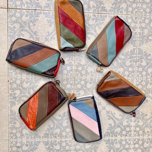 Kleine Tasche aus echtem Leder. 2 seitige Schultertasche.  70er Jahre Boho Geldbörse. Rot, Blau, Braun mit schmalem Gitarrengurt