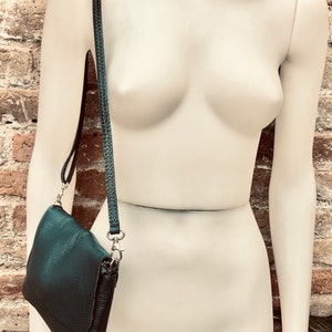 Petit sac en cuir bleu sarcelle BLEU-VERT. Sac à bandoulière ou à bandoulière en cuir VÉRITABLE. Sac à main bleu avec bandoulière réglable, rabat et fermeture éclair. image 4