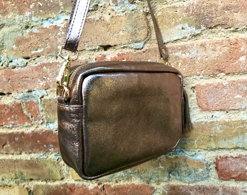 Kleine Ledertasche in bronze. Umhängetasche aus echtem Leder. Metallic Glanz dunkelgold Ledertasche, verstellbarer Riemen und Reißverschluss Bild 2