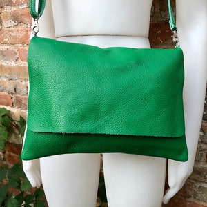 GREEN Cross body / shoulder bag. Genuine leather bag. Medium sized flat messenger bag with zipper + adjustable strap. Green leather purse