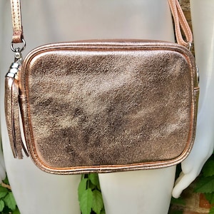 Kleine Ledertasche in Rosé Gold. Umhängetasche, Schultertasche aus ECHT Leder. Metallic Glanz Ledertasche. Pink-gold Leder Geldbeutel.
