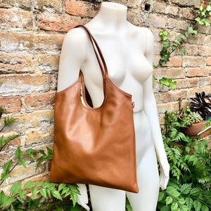Shoulder / crossbody bag in camel brown leather. Tobacco color genuine leather book / tablet bag. Brown leather shopper. Rusty brown purse