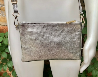 Kleine Ledertasche in METALLIC SILVER. Silberne Ledertasche + verstellbarer Riemen