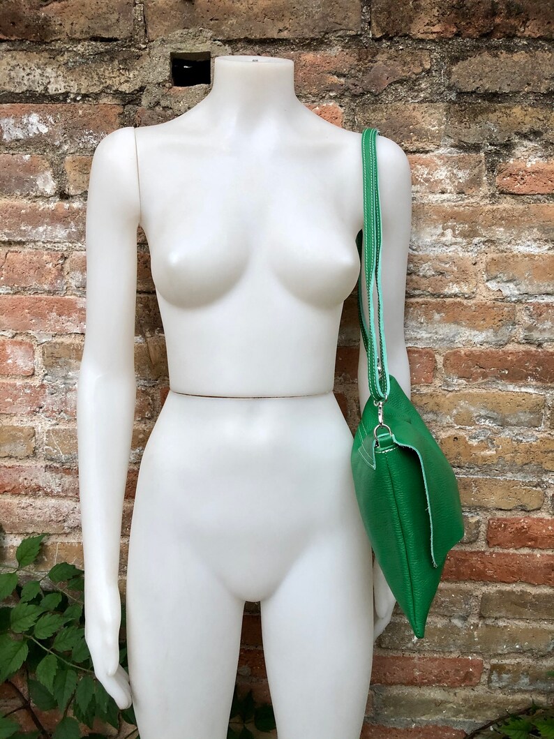 GREEN Cross body / shoulder bag. Genuine leather bag. Medium sized flat messenger bag with zipper adjustable strap. Green leather purse image 3