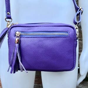 Petit sac en cuir VIOLET. Sac porté épaule ou bandoulière en cuir VÉRITABLE. Porte-monnaie en cuir mauve mauve avec houppes, bandoulière réglable et fermeture éclair image 2