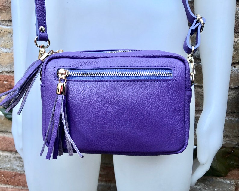 Petit sac en cuir VIOLET. Sac porté épaule ou bandoulière en cuir VÉRITABLE. Porte-monnaie en cuir mauve mauve avec houppes, bandoulière réglable et fermeture éclair image 2