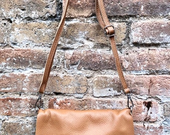 CAMEL ドラムバッグ ブラウン Small Leather Bag in Camel Brown. Tan Crossbody Bag