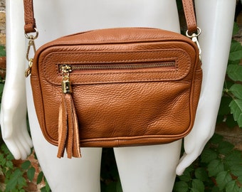 Small leather bag in Camel brown. Cross body bag, shoulder bag in GENUINE leather. Saddle brown leather bag with adjustable strap and zipper