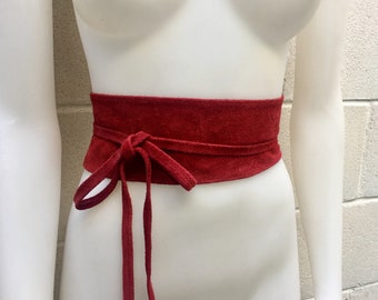 Ceinture OBI en daim ROUGE foncé. Ceinture portefeuille en daim doux naturel. Ceinture en cuir BORDEAUX, ceinture bordeaux, ceinture bohème enveloppante rouge foncé.