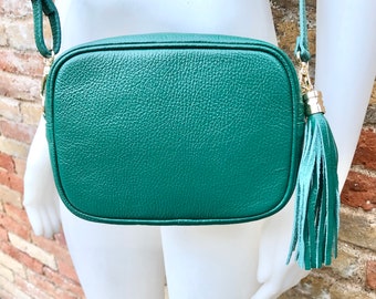 Petit sac en cuir en VERT. Sac à bandoulière, sac à bandoulière en cuir AUTHENTIQUE. Sac à main en cuir vert. Gland sur la fermeture éclair . Accents dorés.