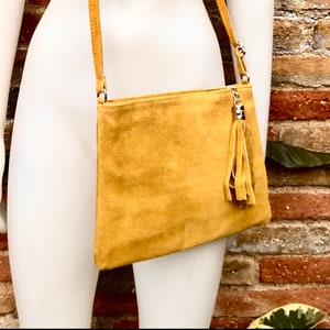 Senfgelbe Wildledertasche. Echtleder kleine Crossbody / Schultertasche.Verstellbarer Riemen + Reißverschluss.Senfgelbe Geldbörse mit Quaste