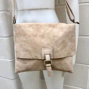 Sac messager en cuir suédé BOHO en BEIGE clair. Sac à bandoulière en daim BEIGE. Sac messager en cuir véritable souple. Sacs d'école