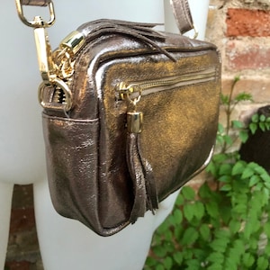 Kleine Ledertasche in bronze. Umhängetasche aus echtem Leder. Metallic Glanz dunkelgold Ledertasche, verstellbarer Riemen und Reißverschluss Bild 5