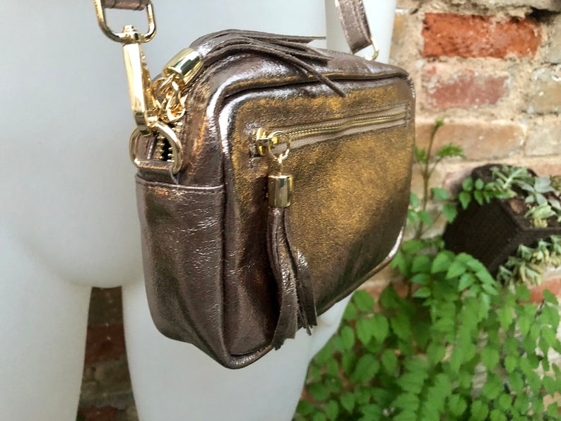 Kleine Ledertasche in bronze. Umhängetasche aus echtem Leder. Metallic Glanz dunkelgold Ledertasche, verstellbarer Riemen und Reißverschluss Bild 5