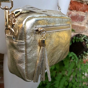 Kleine leren tas in goud. Schoudertas, schoudertas van ECHT leer. Metallic glanzende leren tas met verstelbare riem en ritssluiting afbeelding 3