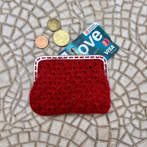 Monedero de ganchillo. Bolso de cierre de beso burgundy. Monedero clip retro, croché a mano con marco metálico en plata. WINE RED Monederos retro abuela