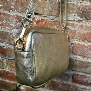 Kleine leren tas in goud. Schoudertas, schoudertas van ECHT leer. Metallic glanzende leren tas met verstelbare riem en ritssluiting afbeelding 5