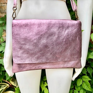 Sac à bandoulière en cuir ROSE clair métallisé. Cuir souple véritable. Sac messager rose pailleté. Fermeture éclair + bandoulière réglable. Porte-monnaie rose clair