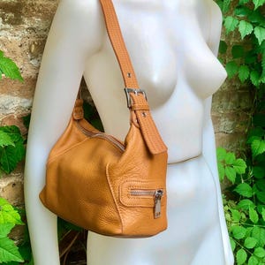 Small camel brown genuine leather bag. Light brown cross body / shoulder bag. Tan leather purse, 2 adjustable straps, closed with a zipper.
