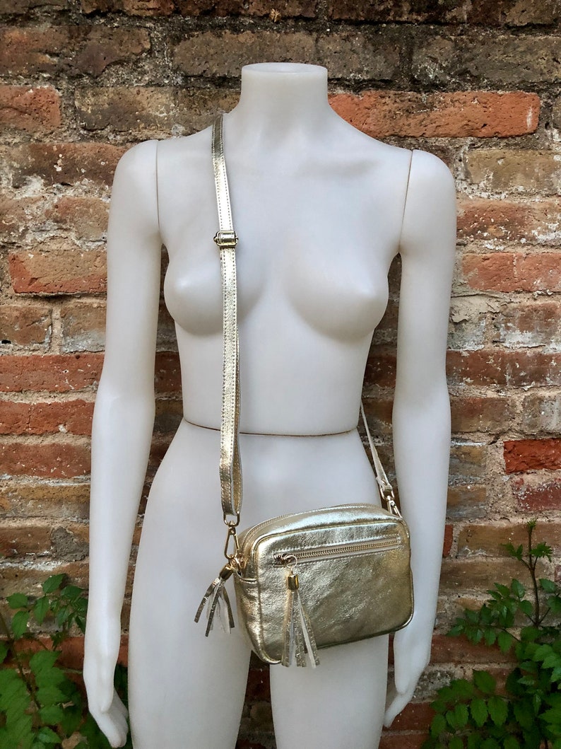 Kleine leren tas in goud. Schoudertas, schoudertas van ECHT leer. Metallic glanzende leren tas met verstelbare riem en ritssluiting afbeelding 2