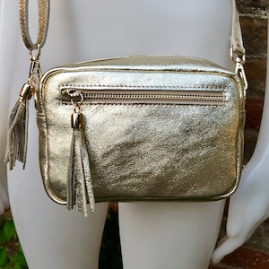 Kleine leren tas in goud. Schoudertas, schoudertas van ECHT leer. Metallic glanzende leren tas met verstelbare riem en ritssluiting afbeelding 1