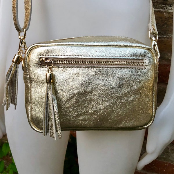 Kleine Ledertasche in gold. Umhängetasche, Schultertasche in ECHT Leder. Metallic Glanz Ledertasche mit verstellbarem Riemen und Reißverschluss