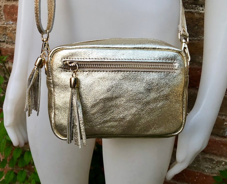 Kleine leren tas in goud. Schoudertas, schoudertas van ECHT leer. Metallic glanzende leren tas met verstelbare riem en ritssluiting afbeelding 1