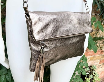 Kleine Ledertasche in BRONZE. Umhängetasche, Schultertasche aus ECHT Leder. Metallische Glanztasche mit verstellbarem Gurt, Reißverschluss und Klappe.