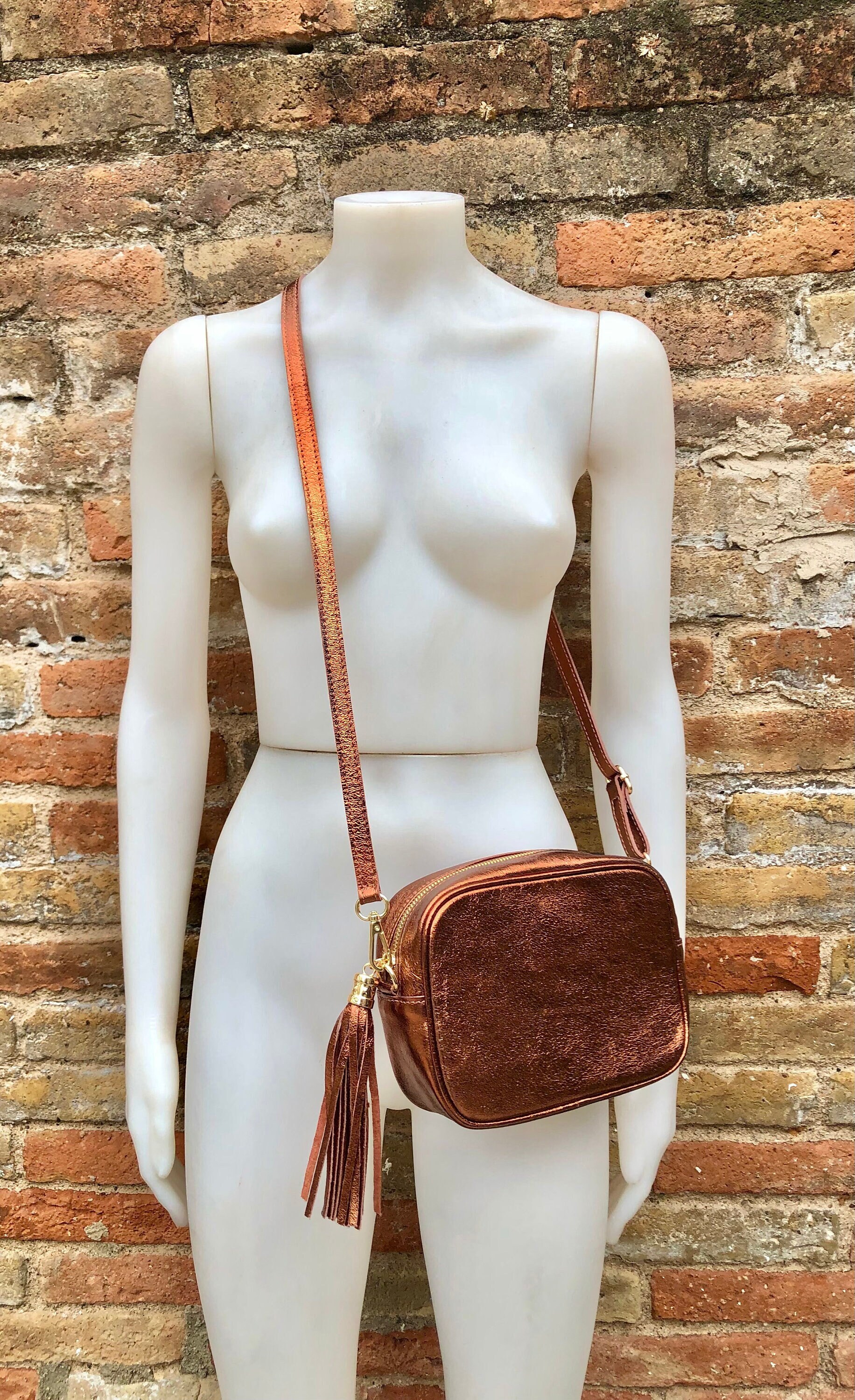 Kleine Ledertasche in KUPFER. ECHT Leder Crossbody / Schultertasche. Metallic Glanz Ledertasche. Verstellbarer Gurt + Reißverschluss. Kupfer Geldbörse