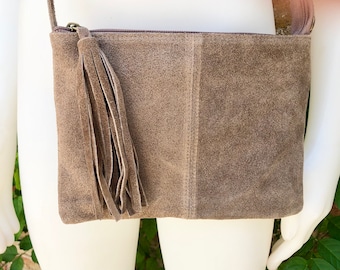 Wildledertasche in DARK Beige, taupe Farbe .Cross body bag in ECHT Leder. Kleine braune Ledertasche mit verstellbarem Trageriemen und Reißverschluss.