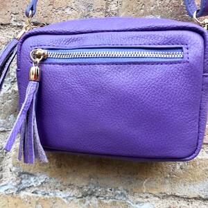 Petit sac en cuir VIOLET. Sac porté épaule ou bandoulière en cuir VÉRITABLE. Porte-monnaie en cuir mauve mauve avec houppes, bandoulière réglable et fermeture éclair image 6