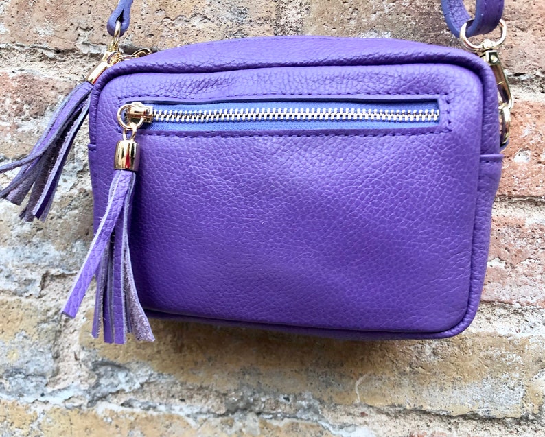 Petit sac en cuir VIOLET. Sac porté épaule ou bandoulière en cuir VÉRITABLE. Porte-monnaie en cuir mauve mauve avec houppes, bandoulière réglable et fermeture éclair image 6