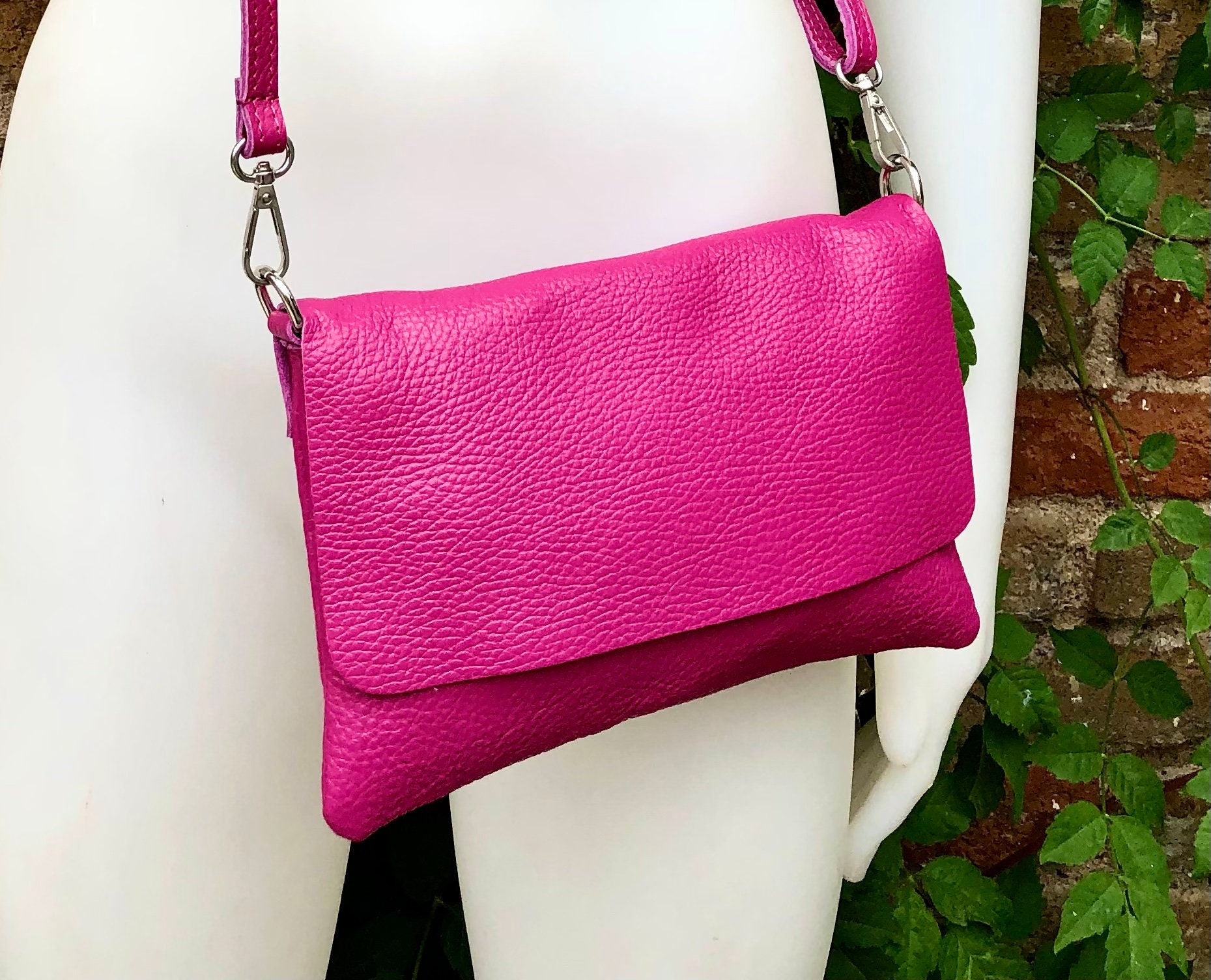 apotheker pomp Overvloed Kleine leren tas in magenta roze. Fuchsia Crossbody tas - Etsy Nederland