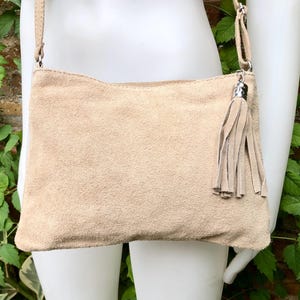 Bolso de piel ante beige claro. Bolso bandolera/bandolera pequeño de piel AUTÉNTICA. Correa regulable + cremallera. Monedero de ante color crema con borla.