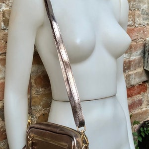 Kleine Ledertasche in bronze. Umhängetasche aus echtem Leder. Metallic Glanz dunkelgold Ledertasche, verstellbarer Riemen und Reißverschluss Bild 3