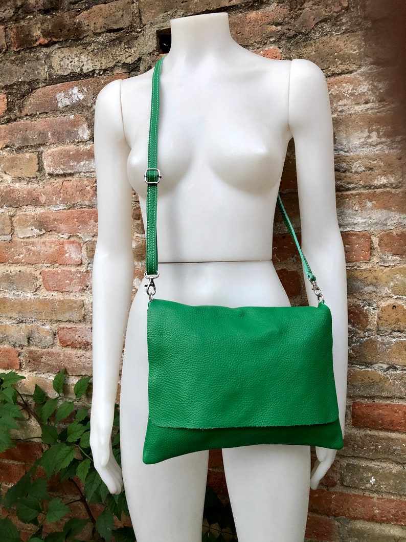 GREEN Cross body / shoulder bag. Genuine leather bag. Medium sized flat messenger bag with zipper adjustable strap. Green leather purse image 5