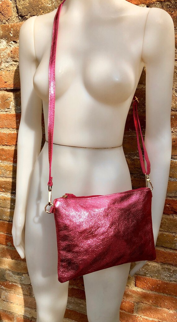 Pequeño bolso de piel en rosa METALIZADO. Cuerpo cruzado, bolso bandolera o  muñequera en piel GENUINE. Bolso de fiesta rosa GLITTER con correa  ajustable - Etsy México