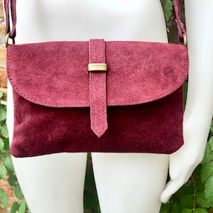 Bordeauxrote Veloursledertasche. Umhängetasche aus ECHT Leder. DARK RED kleine Ledertasche mit verstellbarem Trageriemen und Reißverschluss. Weinrote Geldbörse.
