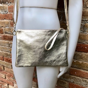 Kleine leren tas van GOUD. Crossbodytas, schoudertas of polsbandje van ECHT leer. Gouden tas met verstelbare riem. Goudleren portemonnee