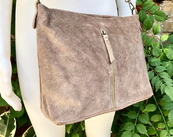 Taupe brown suede leather bag. Boho messenger bag. GENUINE LEATHER. Crossbody / shoulder bag. Light brown suede leather purse with zipper