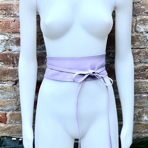 Ceinture obi violet clair en cuir véritable souple. Option PLUS LONGUE. Ceinture enroulée mauve. Ceinture enveloppante en cuir véritable lavande. image 3