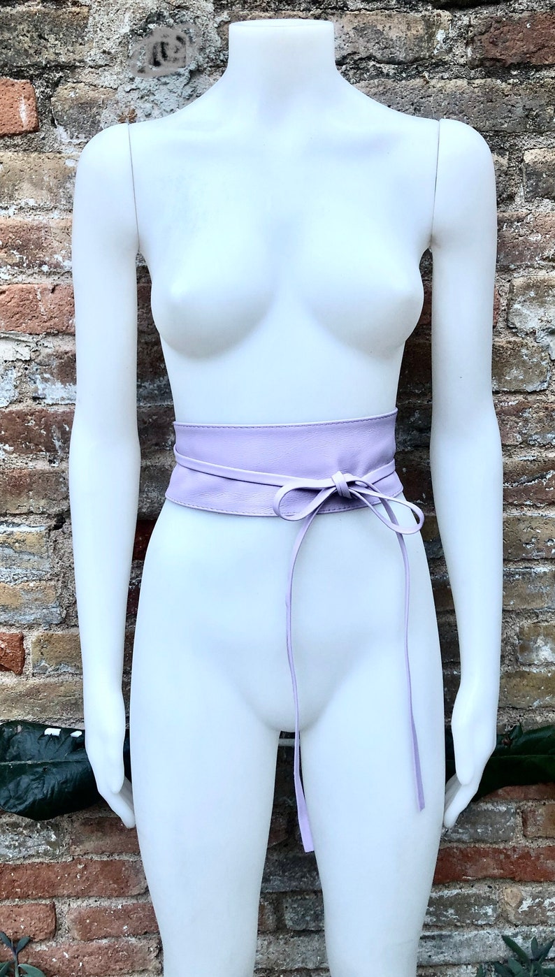 Ceinture obi violet clair en cuir véritable souple. Option PLUS LONGUE. Ceinture enroulée mauve. Ceinture enveloppante en cuir véritable lavande. image 3