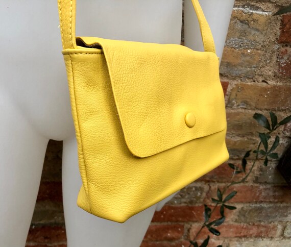 Kleine leren tas in geel. Crossbody of schoudertas in ECHT leer