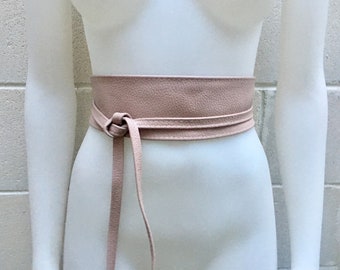 Pink obi belt in soft leather. Wrap belt in  light pink. Wide waist belt in genuine leather. Wraparound belt. Boho sash in soft dusty pink