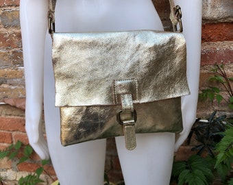 Metallic GOLD Crossbody / Schultertasche, Echtleder kleine Crossover, Umhängetasche mit Reißverschluss und Klappe. Kleine Gold Leder Geldbörse