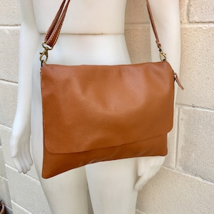 Camel BROWN sac en cuir croisé. Couleur tabac cuir véritable doux. Boho crossover, sac messager en selle marron avec sangle réglable
